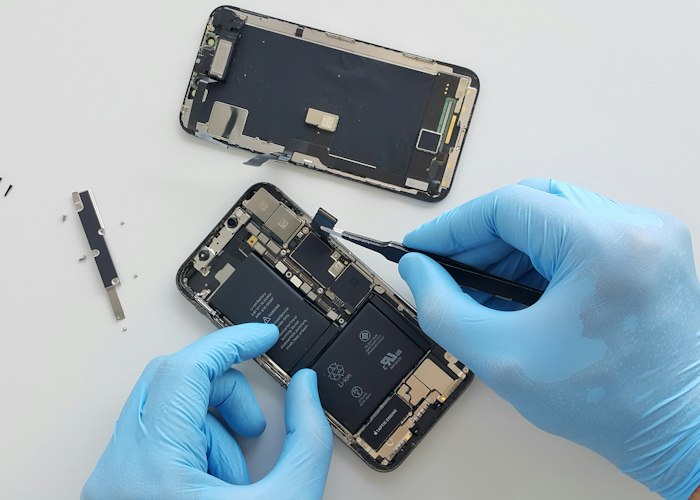 Opened Android phone being diagnosed