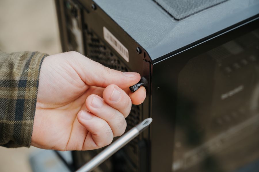 Desktop computer connection maintenance